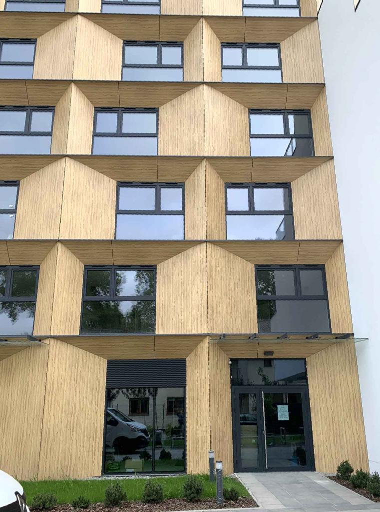 Discover Partynicka Park in the heart of Klecinski Park. 86 micro-apartments, 15 residential units with terraces, and commercial spaces, all designed with Trespa® Meteon® Wood Decors, Natural Bagenda. 🔗 trespa.com/inspiration/pa…