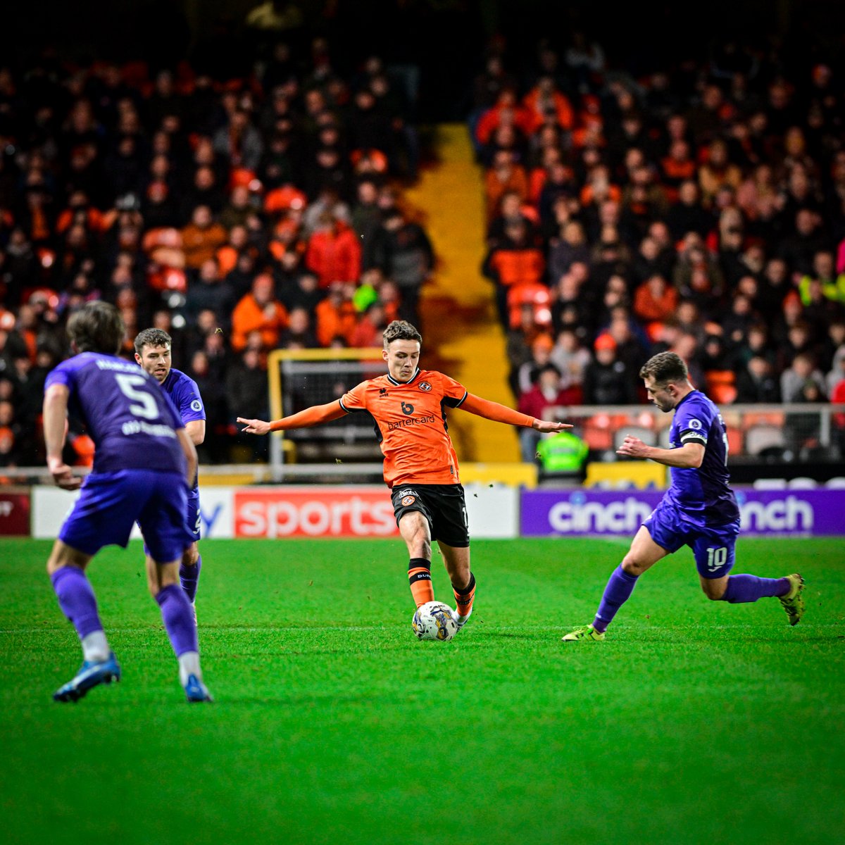 dundeeunitedfc's tweet photo. 20’ | A tightly-contested opening at Tannadice, with both sides pressing from the front.
🍊 0️⃣-0️⃣ 🟣 | #UTDAIR | #DUFC https://t.co/l6TGjen8RE