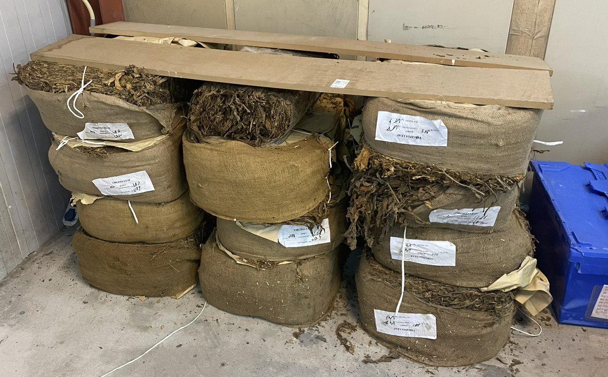 Het interventieteam Ondermijning trof dinsdagmiddag ruim 300 kilo ruwe tabak aan, in een pand aan de Nieuw-Mathenesserstraat. De ruwe tabak is door de douane in beslag genomen en vernietigd.