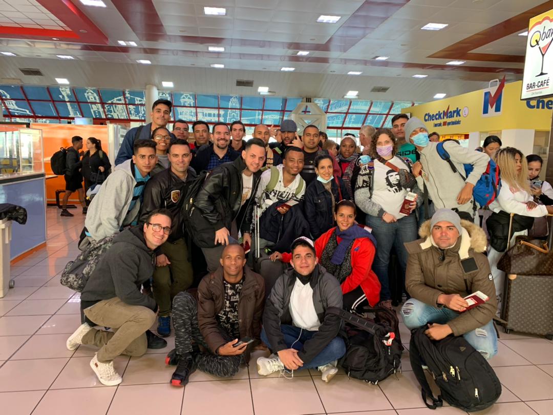 El primer grupo de la delegación cubana ya va camino al Festival Mundial de la Juventud que se celebrará en #Rusia. Éxitos y a poner en alto el nombre de #Cuba. #UnidosXCuba <a href="/DiazCanelB/">Miguel Díaz-Canel Bermúdez</a> <a href="/DrRobertoMOjeda/">Dr. Roberto Morales Ojeda</a> <a href="/AylinAlvarezG/">Aylín Alvarez García</a>