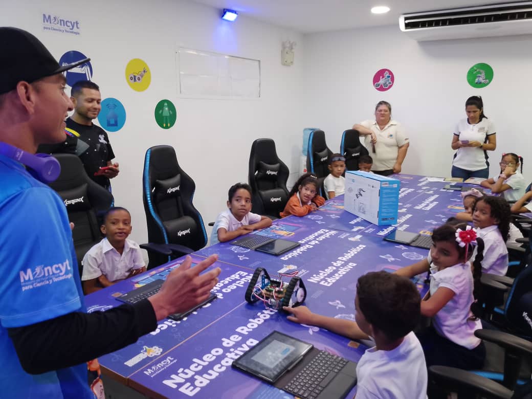 danielasocialis's tweet photo. Hoy se dió apertura al Núcleo de Robótica en Fundacity Falcón, con la participación de los niños y niñas de la Escuela Primaria Virginia Gil Hermoso. Facilitadores ING Eduardo Hernández y Leonardo Martínez de #InfocentroFalcon
@Gabrielasjr
@LaRosaInfoVE
@JustoSF https://t.co/v2brXgVxHi