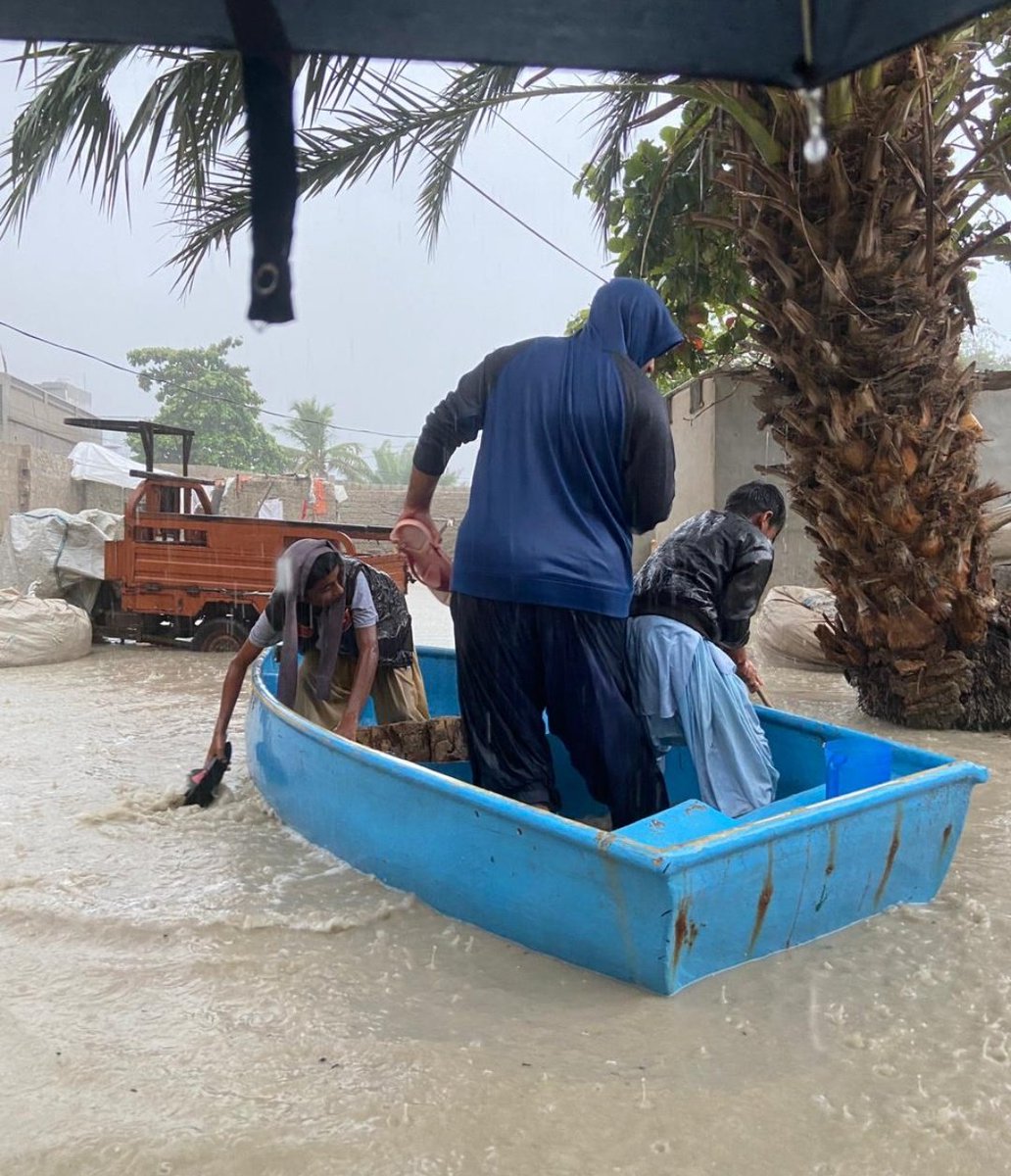 گوادر میں موسلا دھار بارش نے تباہی مچا دی، پورا گوادر سیلاب کی زد میں ہے، ہزاروں افراد متاثر اور مکانات منہدم ہو گئیں۔ گوادر میں ہنگامی بنیادوں پر بحالی کا کام شروع کیا جائے اور بین الاقوامی ڈونرز علاقے میں خوراک اور رہائش کے انتظامات کے لئے فوری طور پر اقدامات کریں۔
<a href="/HamidMirPAK/">Hamid Mir حامد میر</a>