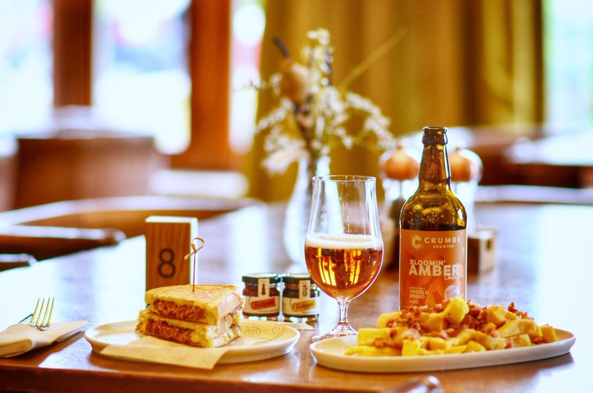 ⛳ From the tee to the table🍴 Recharging in the clubhouse with this delicious ham hock and cheese toastie, loaded fries and washed down with a bottle of Crumbs beer. This will certainly hit the mark if you didn't on the course! Explore our clubhouse bit.ly/49KiOum