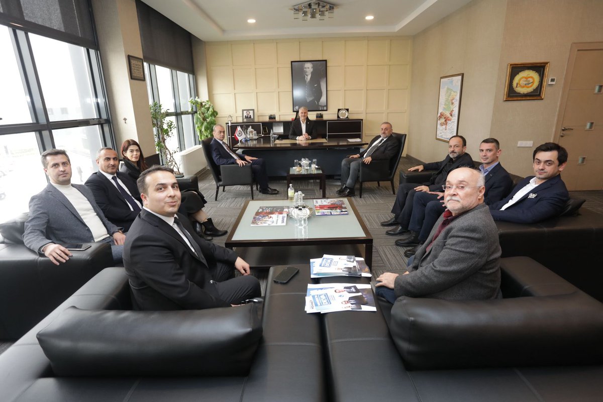 BasnuhErcan's tweet photo. Sakarya Ticaret ve Sanayi Odası ziyaretimiz, şehrimizin ekonomik geleceğini şekillendirme vizyonumuzu paylaşma fırsatıydı. DEVA olarak, ekonomik kalkınma, yerel işletmelerin desteklenmesi ve yeni yatırımların teşviki için politikalarımızı anlattık. #AdapazarıİçinBaşnuh https://t.co/8MEJqj2WPJ