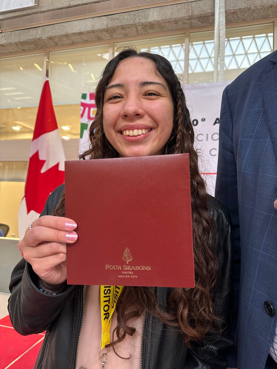 Canadá en México (@embcanmexico) on Twitter photo ¡Felicidades a <a href="/_Meli_Delgado_/">Meli 🩷</a>, Primer Lugar en el Concurso “Una Dulce Historia de Amor”, ganadora de un brunch dominical en el @<a href="/FSMexico/">Four Seasons Mexico</a> , quien recibe su premio del Embajador de Canada, <a href="/GClark_CA/">Graeme C Clark</a> !
¡Que lo disfrutes! ¡Felicidades a <a href="/_Meli_Delgado_/">Meli 🩷</a>, Primer Lugar en el Concurso “Una Dulce Historia de Amor”, ganadora de un brunch dominical en el @<a href="/FSMexico/">Four Seasons Mexico</a> , quien recibe su premio del Embajador de Canada, <a href="/GClark_CA/">Graeme C Clark</a> !
¡Que lo disfrutes!
