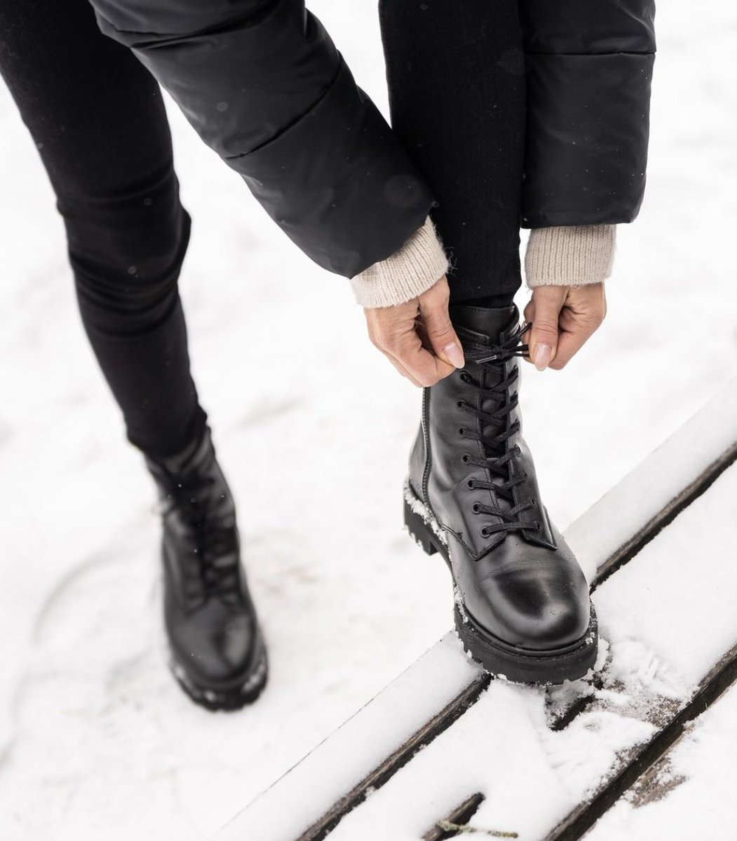 Combating the Snow ❄️😉💯
📸: @gyzhong
#ThursdayBoots #WinterBoots 
#CombatBoots #WomensStyle