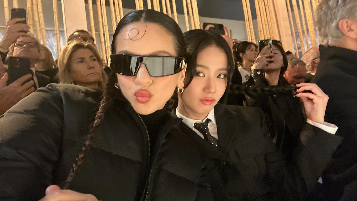 BPINKLATINO's tweet photo. 📸 JISOO con Rosalia en el evento de Dior para el fashion Week Paris. 

JISOO THE HUMAN DIOR
#JISOOxDiorAW24
#ParisFashionWeek https://t.co/BqtbpByNAH