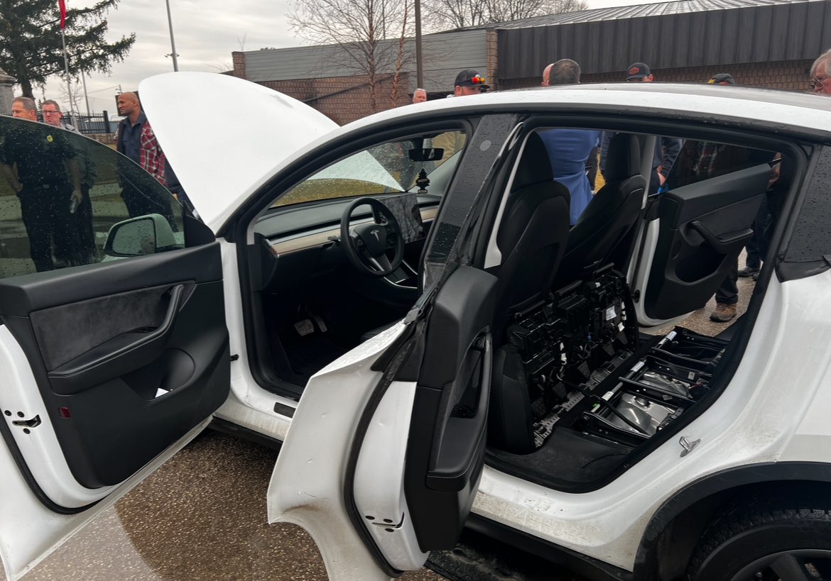ACollinsPhoto's tweet image. Great day learning about Hybrid/Electric vehicle best practices with fire, police &amp;amp; EMS partners from across southwestern Ontario. Course hosted by the Energy Security Agency and @PuslinchFRS