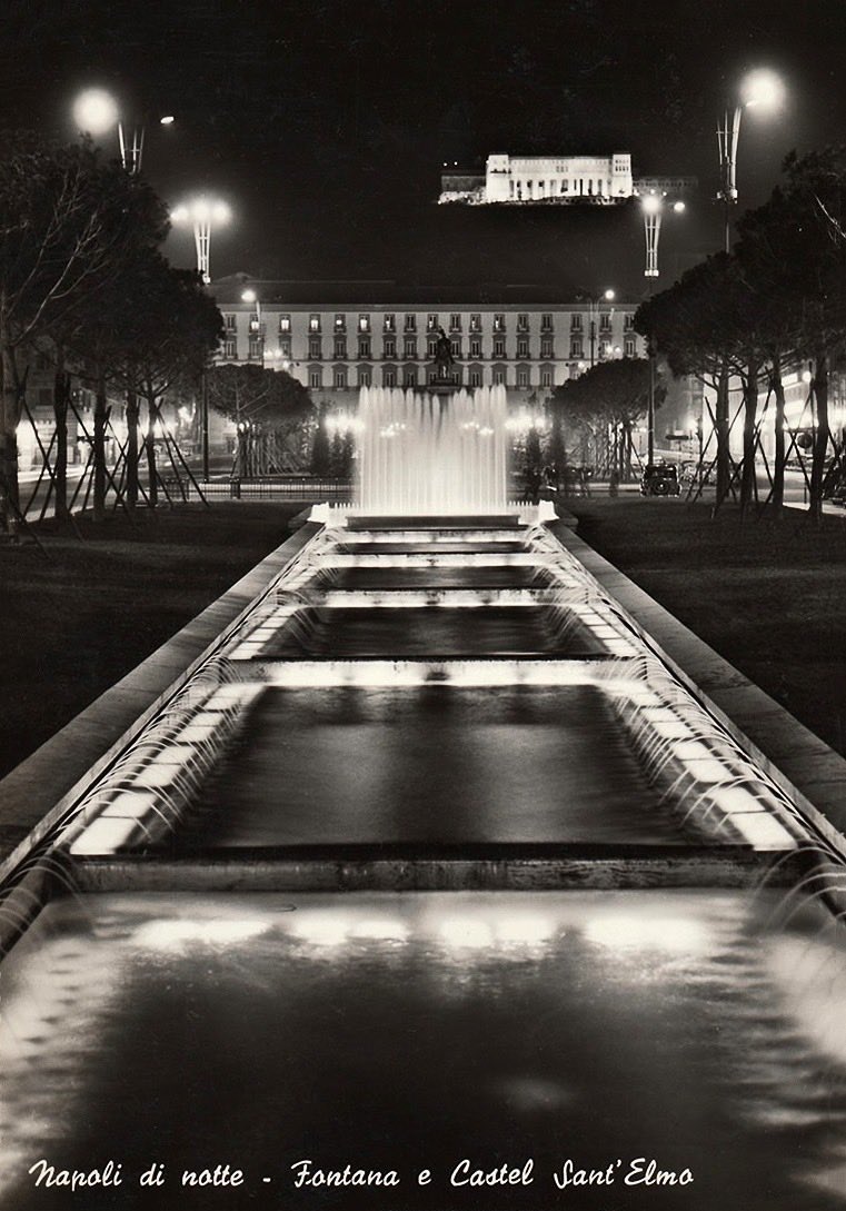 Fontana di Piazza Municipio Napoli anni 70 sulla collina si scorge Castel Sant’Elmo