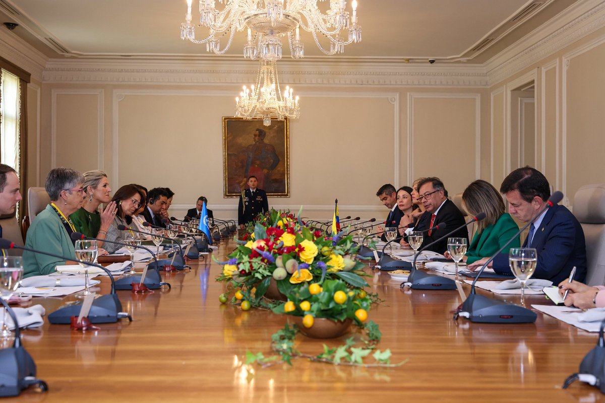 infopresidencia's tweet photo. S.M. la Reina Máxima de Países Bajos, Asesora Especial de las Naciones Unidas, se reunió con el Presidente @petrogustavo, la Primera Dama, @Veronicalcocerg, y la Directora del @ContactoDapre, @laurisarabia, para conversar sobre los avances y las oportunidades que tiene nuestro país en materia de inclusión financiera para el desarrollo. 

La Reina durante su visita a nuestro país se reunirá con líderes de los sectores públicos y privados  para que Colombia pueda convertirse en un país líder en este tema.