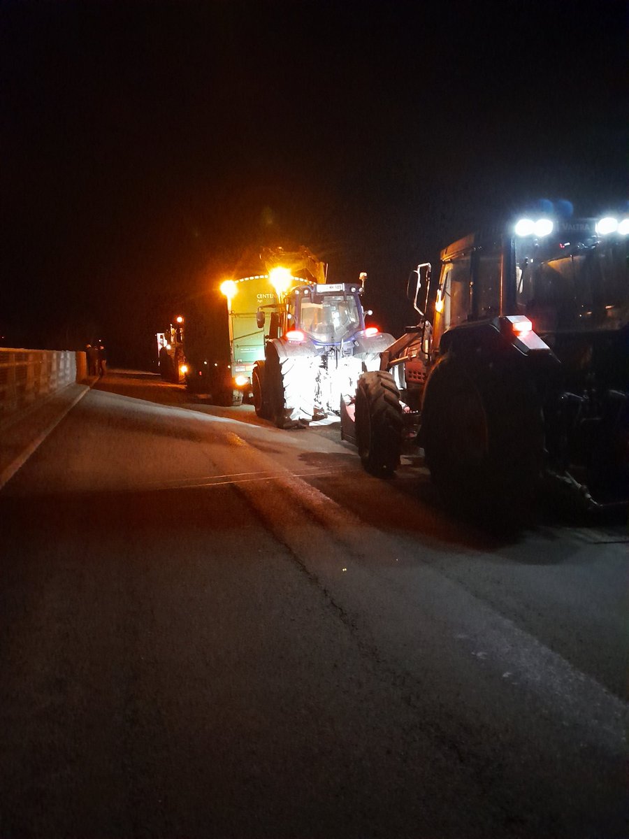 DarraghScott's tweet photo. South Tipp IFA farmers back on bridges tonight at multiple locations. Farmers saying they are sick of increased regulation, reduced supports and falling incomes. @IFAmedia #enoughisenough https://t.co/inG2IPdiW7