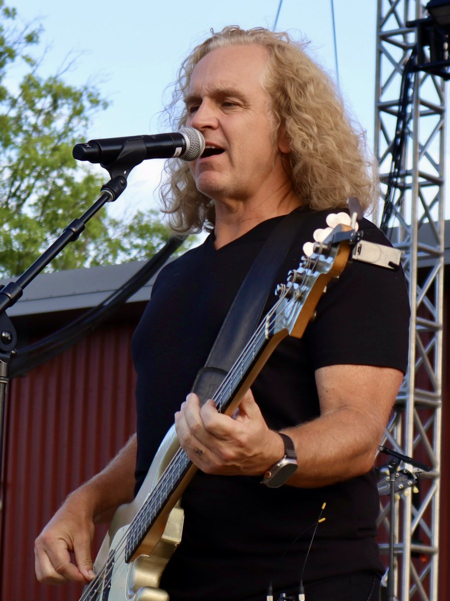 genradioband's tweet image. #SummertimeVibes 🎸🌤️
#JasonScheff #GenerationRadio #LiveMusic