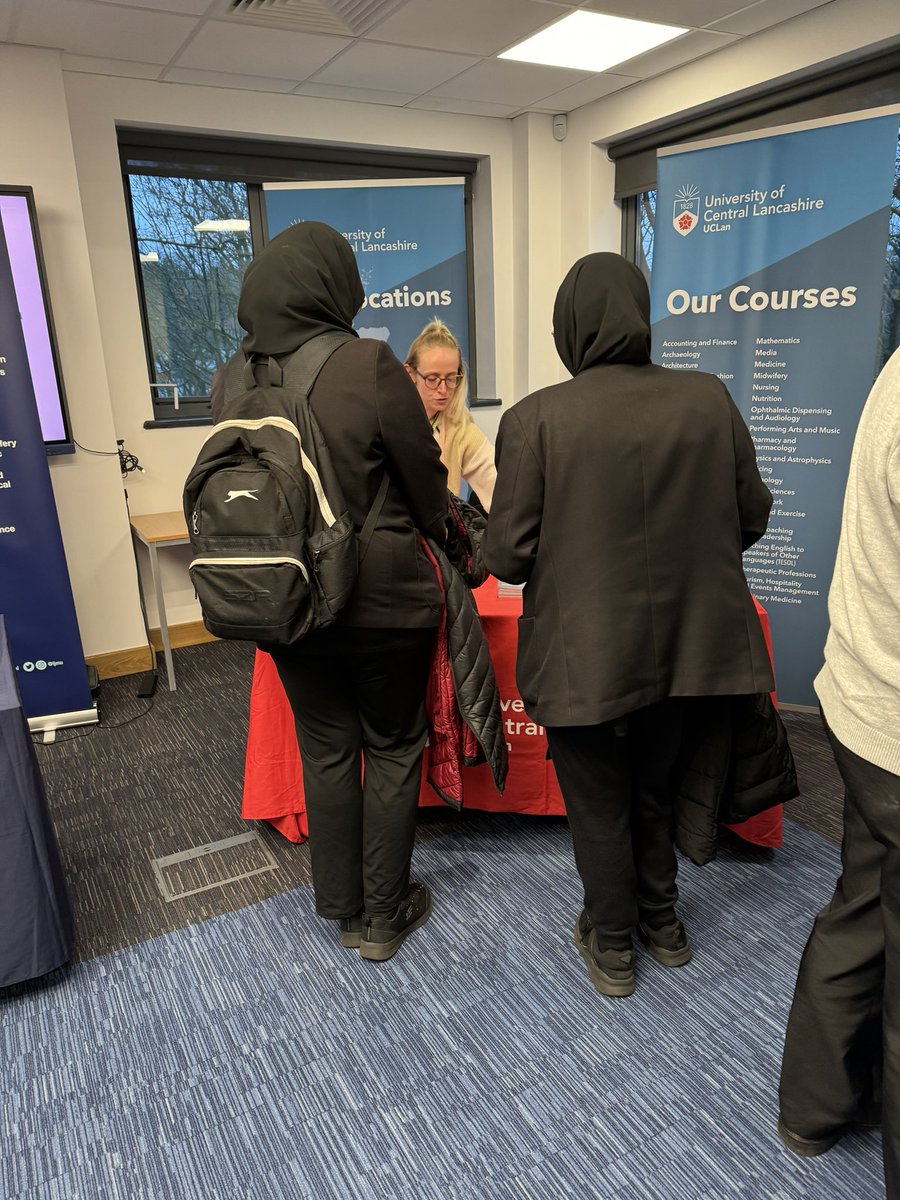 MissFClark's tweet photo. A fantastic session @NelsonColneColl for Year 11 Boat Race Challenge students from @MarsdenHeights. Tonight we visited the networking event based @accrosscollege and completed LinkedIn profiles too - planning for their future. https://t.co/xDC4DJd4qr