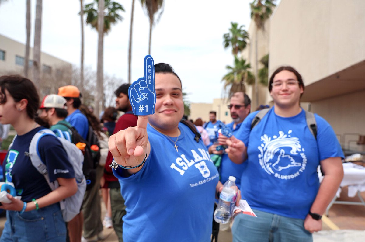 IslandCampus's tweet photo. I guess you can say we really like the color blue, HAPPY BLUESDAY TUESDAY ππ #tamucc #islanderhoco https://t.co/DSVZoL88jX