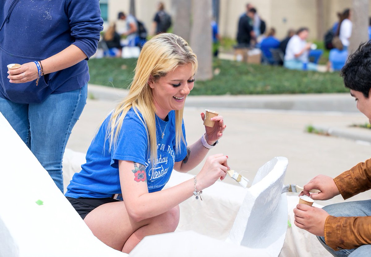 IslandCampus's tweet photo. I guess you can say we really like the color blue, HAPPY BLUESDAY TUESDAY ππ #tamucc #islanderhoco https://t.co/DSVZoL88jX