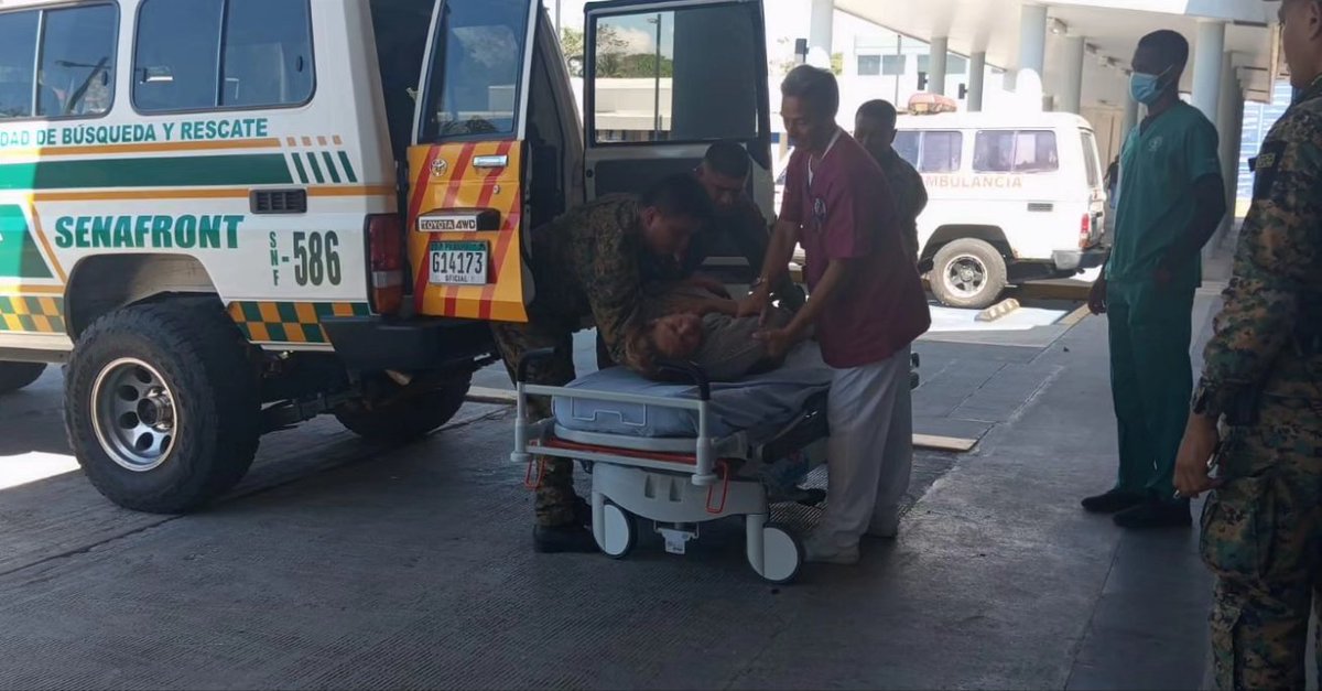 senafrontpanama's tweet photo. #Chiriquí 》Unidades mediante recorrido preventivo, frente a la piquera de buses de la Finca, cerca al 3er. #BACTA, brinda los primeros auxilios a una ciudadana la cual se encontraba tendida a la orilla del pavimento, rápidamente fue trasladada al Hospital de Puerto Armuelles. https://t.co/foraDJRFYG