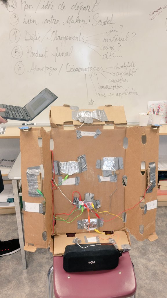 Microcontrôleurs MakeyMakey dans la classe de Mme Machnik. Utilisation de mains, de pieds, de doigts. De l'innovation chez <a href="/ESCEJL/">École secondaire catholique E.J. Lajeunesse</a>
