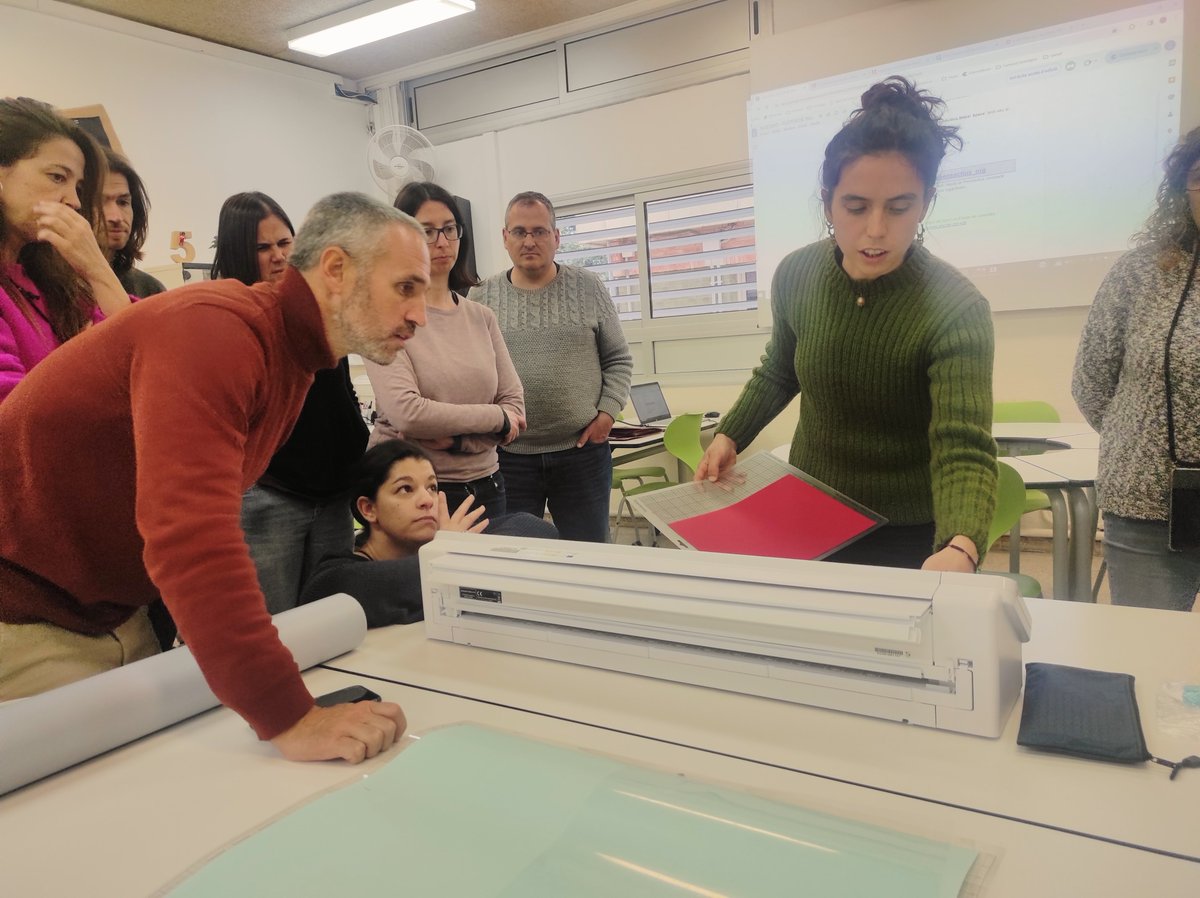 AnnaMestre6's tweet image. Primera sessió de capacitació tecnològica als centres del  @programaFaig de la comunitat 28 del Servei Territorial del Penedès. Ara sí! Comencem a engegar motors amb les màquines.#FaigLab @cesirecat @insmontgros @MiquelUtrillo IE El Morsell