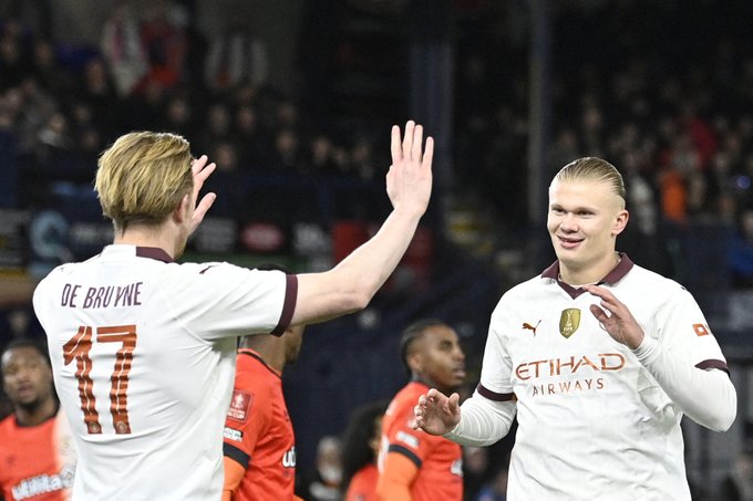 Erling Haaland and Kevin De Bruyne celebrate.