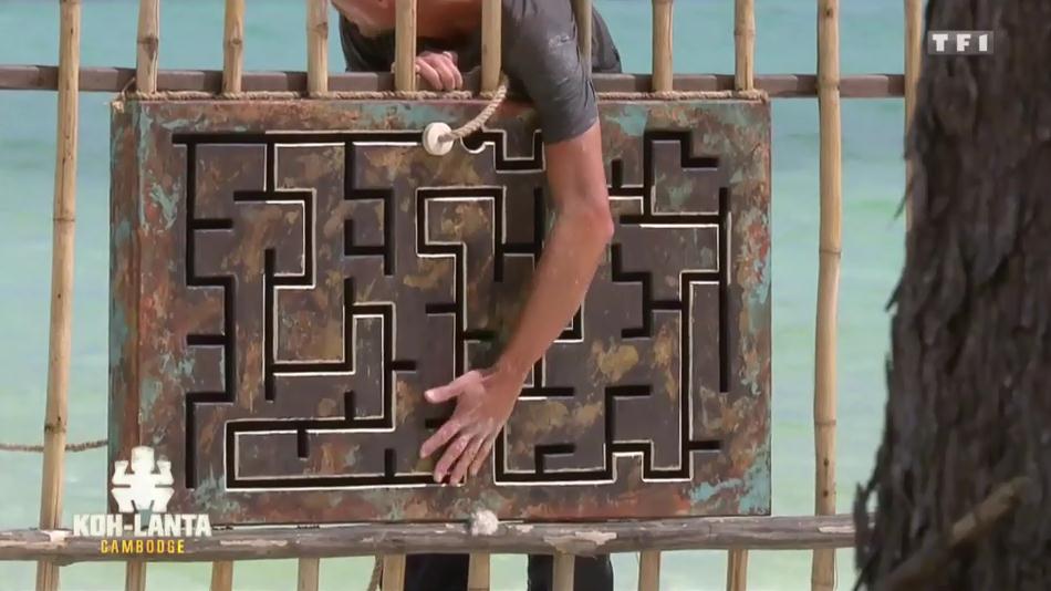 maxradiolyon's tweet photo. Dans ce labyrinthe #KohLanta ce soir, y en donc un qui sortira avec la boule, et l'autre avec les boules ...
#elimination https://t.co/hfUmG1cbQn