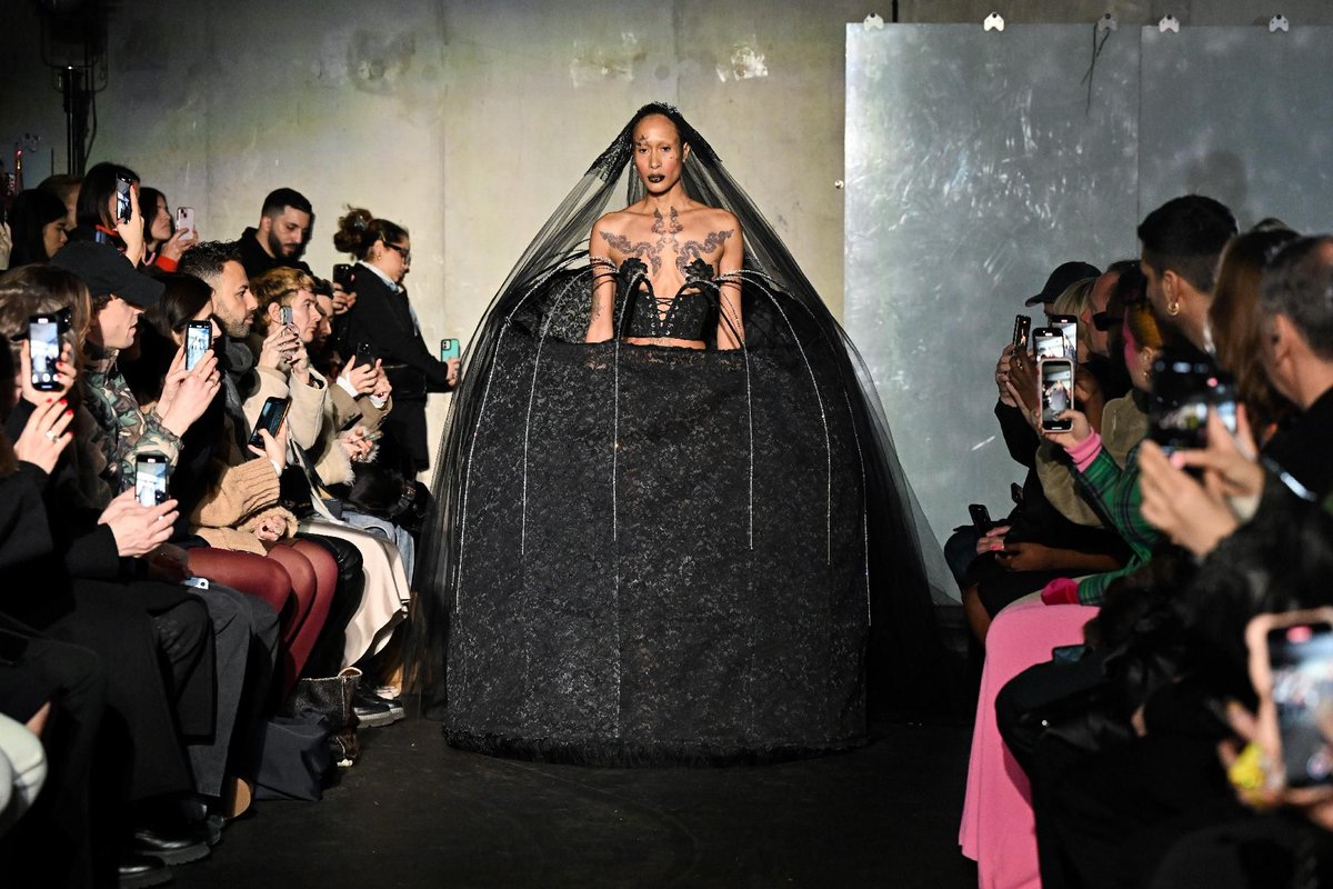 BasseCourFr's tweet image. &quot;Weinsanto, l&apos;étoile montante de l&apos;Est à la #FRFashionWeek. Le Jacquemus de demain? Élégance audacieuse et style qui captive! #Weinsanto #FashionTrends&quot;