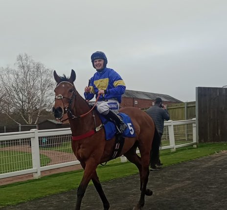 Lovely ride from @Sean_Bowen_ on Bobbi’s Beauty as she wins on her debut over fences @LeicesterRaces Well done to @KeighleyTeam and big congrats to owners Ryan, Leman & White. Purchased from @SamCurling1