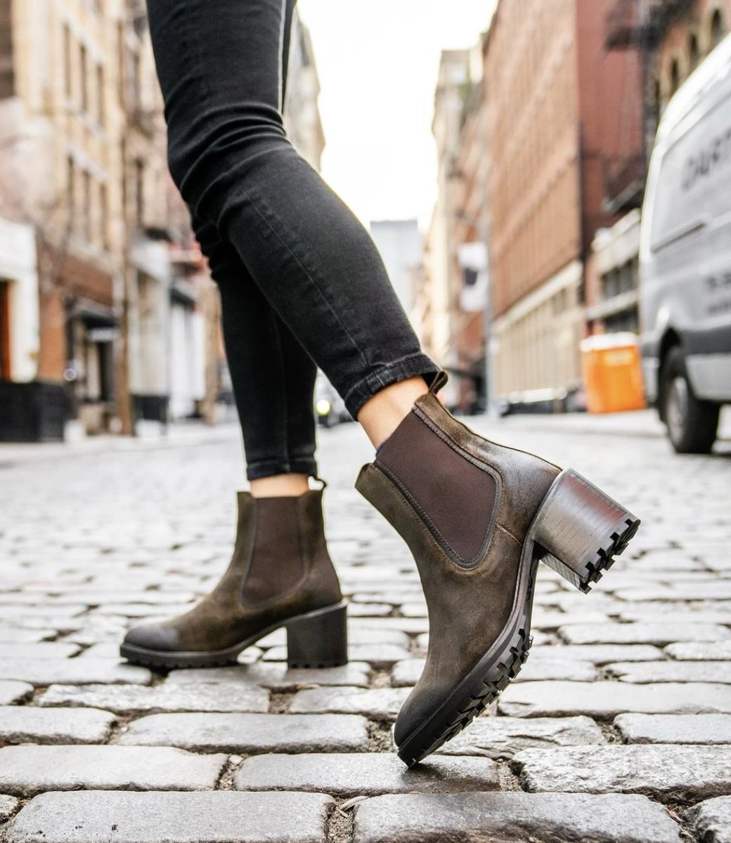 Chunky Heels 🤝 Cobblestones
📸: @ishgarrido
#ThursdayBoots #WomensHeels 
#SuedeBoots #WinterEssentials