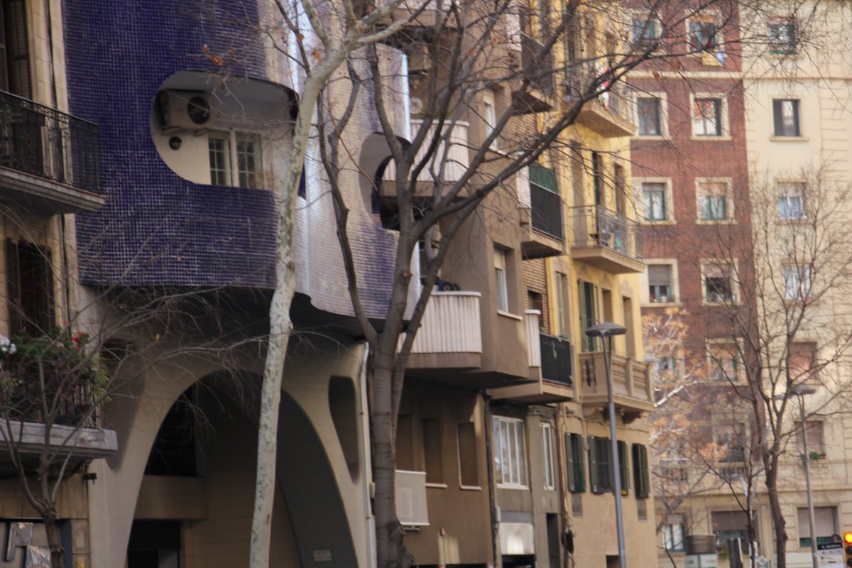 La barcelonesa del día va para esta visión de Pare Claret, con la casa azul de gresite en el centro de la composición.