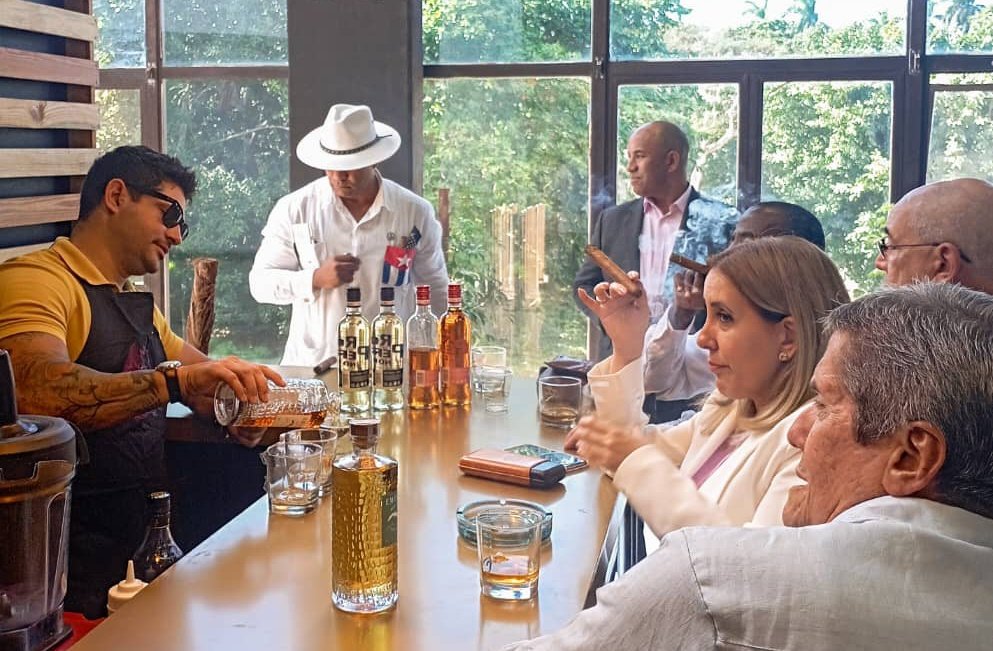 CubaRonSA's tweet photo. La XXIV Edición del Festival del Habano deviene para #CubaRonSA🇨🇺🥂 plataforma de consolidación de relaciones comerciales y concertación de nuevas alianzas, propiciando el intercambio con clientes y proveedores.
#ElProductorOriginal #ElectroflexBrasil🇧🇷
#SocorrosTabacosSA🇪🇦🤝🇨🇺👇 https://t.co/J8gImdtOUg