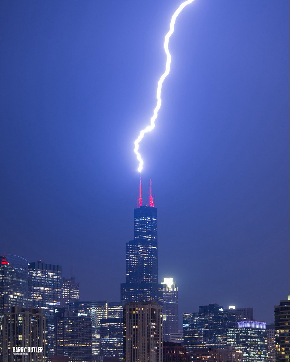 8:08pm strike on Sears Tower. This evening in Chicago. #lightning #storm #chicago #weather #news #ilwx