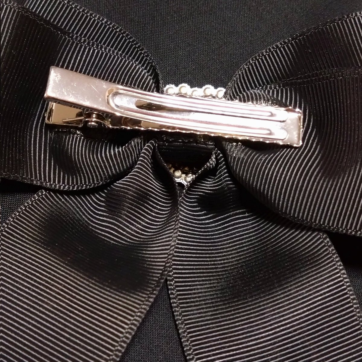 K211148's tweet photo. イベントでブローチないですか？て聞かれたんですがヘアクリップで代用できるので作ってないんですよね…
ヘアクリップをブローチに偽装ってあんまりメジャーじゃない…？裏からいい感じに安全ピンの針を表に出してそこにヘアクリップ通すだけなんですけど。 https://t.co/EqEvWWM1JV