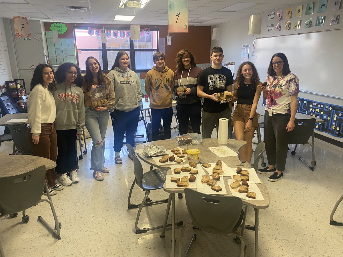 YHSAppliedMath's tweet image. Fun day in #APCalc! Students used cross sections to find the volume of banana bread! @coachwensits @115yhs