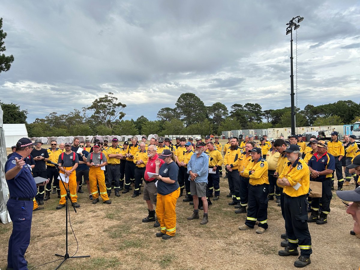 CFA_Updates's tweet image. We're gearing up for today's Extreme and Catastrophic Fire Danger Ratings. Firefighters are at Victoria Park, Ballarat base camp at their morning briefing. If you live in a high bushfire risk area and your Fire Danger Rating is Extreme or Catastrophic, move to a safer area.