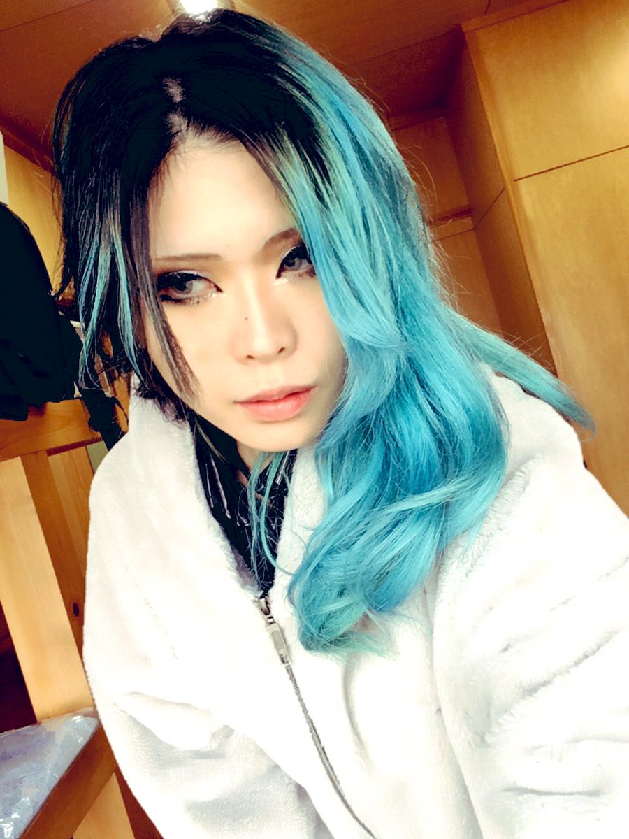 xxeluha's tweet photo. #エモおはようございます 

自撮りうpひさびさかな？
#manicpanic の #badboyblue です🙌
染めた直後はもう少し色が濃いかな？
用途によって、数日間早めに染めて色落ちもカラーシャンプーで調整するのが👍

#マニパニアンバサダー https://t.co/Bo9sewsEuR