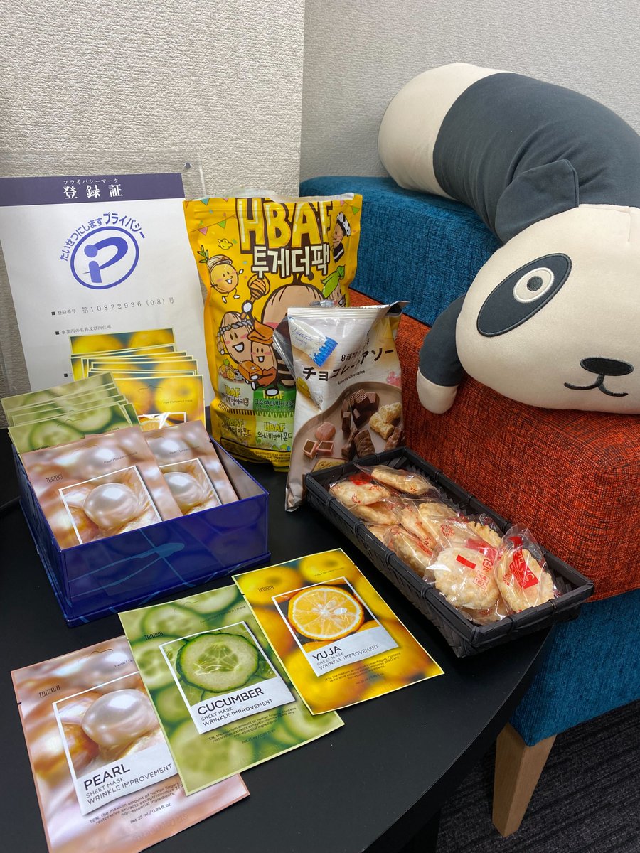 trass199009's tweet image. 大量のフェイスパックが会社に！！

先日韓国旅行へ行ってきた男性スタッフが
お土産に買ってきてくれました💕

女性が多い会社だから嬉しい💕
もちろん男性スタッフも使わせてもらいます✨笑

休みが取りやすい会社だから海外旅行へ行くスタッフも多いです♪

#韓国 #Webディレクター募集