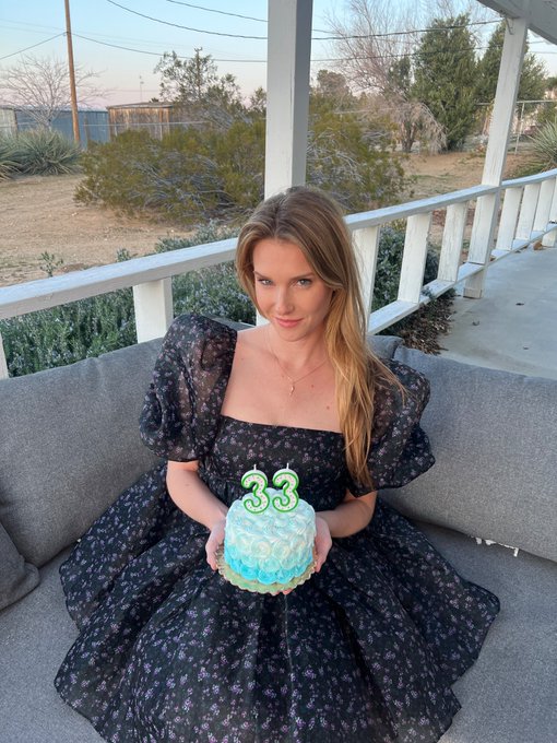 I blew out my candles the only way I know how 💦🎂💛   Check the link below ⬇️ https://t.co/C1OCFBdC1j<a href="/tag/thursday"class="tags"><span>#thursday</span></a>