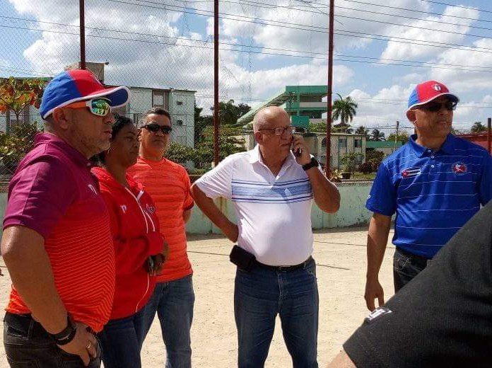 El chequeo de los preparativos de la #63SNB llegó hoy a #SanctiSpíritus, donde el diálogo con sus autoridades también incluyó el acondicionado del estadio que acogerá la final de las Pequeñas Ligas, este fin de semana.
#Cuba #Beisbol #BeisbolCubano