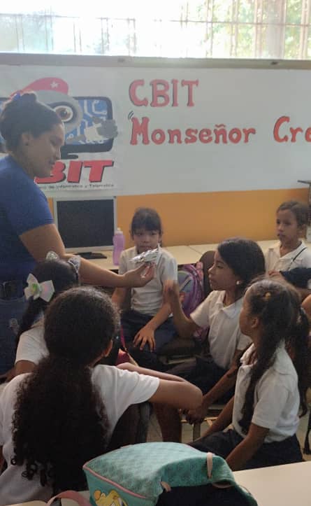 #SomosFundabit #CbitMonseñorCrespo #RoboticaCreativa Los niños y niñas de la EBB Monseñor Crespo en el proceso de aprendizaje, diseño y creación de modelos de juguetes robóticos.