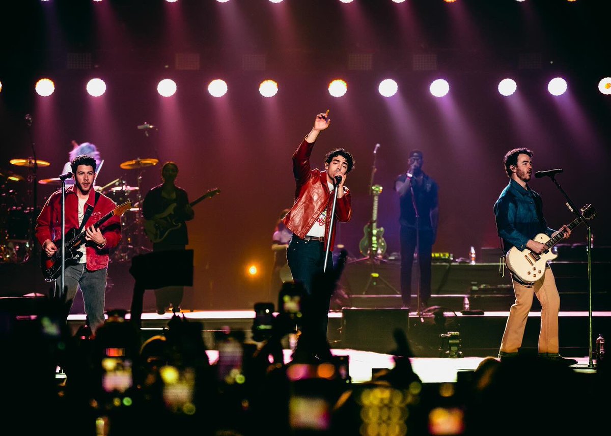 jonasbrothersec's tweet photo. .@jonasbrothers en Auckland, NZ (27/02) https://t.co/g14GYXtbNY