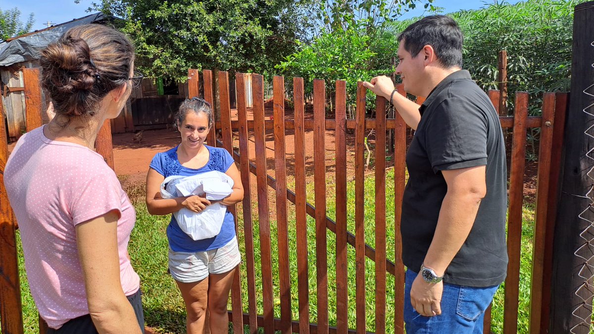 CMFuentesOk's tweet photo. Continuamos con la entrega de guardapolvos y útiles, esta vez a familias de los barrios San Felipe Neri y Santa Elena, junto a nuestra concejal @mirtaberent_ siempre cerca de la gente!

#vamoswanda https://t.co/MKaMsbBH4L