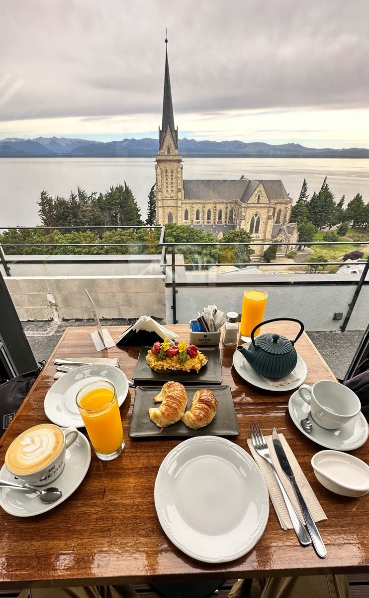 ChefPacoAlmeida's tweet photo. Acabo de descubrir este bar/confitería en una terraza de Bariloche y estoy sorpresa. https://t.co/EaU0Jwk5VR