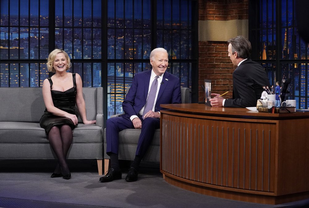 amypoehlerorg's tweet photo. 📸 | Amy Poehler with @JoeBiden on @LateNightSeth last night! https://t.co/kyq8u04iZE