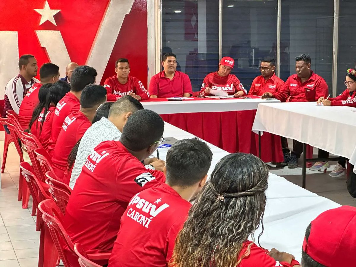 OviedoPSUV's tweet image. ¡Martes de @partidopsuv, martes de juventud! Con estos chamos revisando estrategias, evaluando la inscripción y el despliegue de la Gran Misión Venezuela Joven, además de prepararnos para la gran movilización que se viene este #29F.

#VenezuelaAbreCaminos