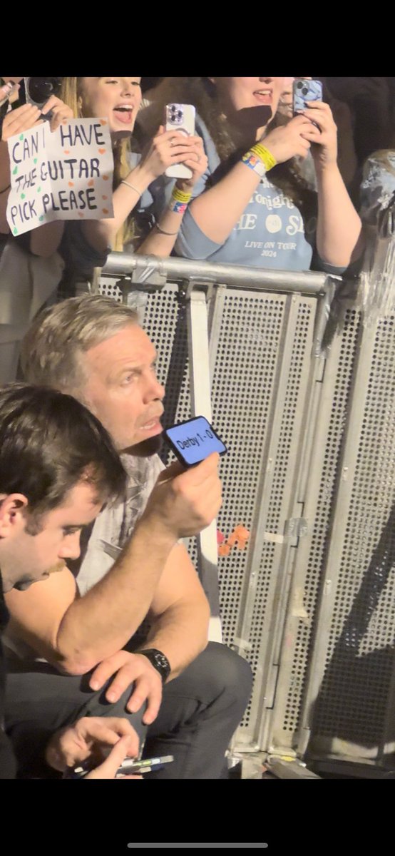 niallontours's tweet image. Seems like Basil was keeping Niall updated on the Derby County’s match score during the show tonight! 😂

via @itshomesomehow