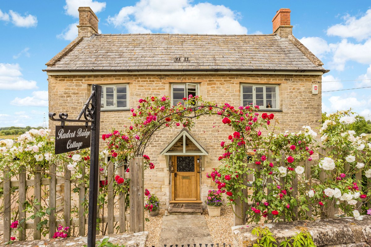 Cothols's tweet image. Lovely Cotswold cottage - Radcot Bridge Cottage, Oxfordshire. This beautiful 18th-century riverside cottage is the perfect retreat for friends and family looking to relax and unwind. tidd.ly/42Rc7Es  - Sleeps 4 in 2 bedrooms. #Ad