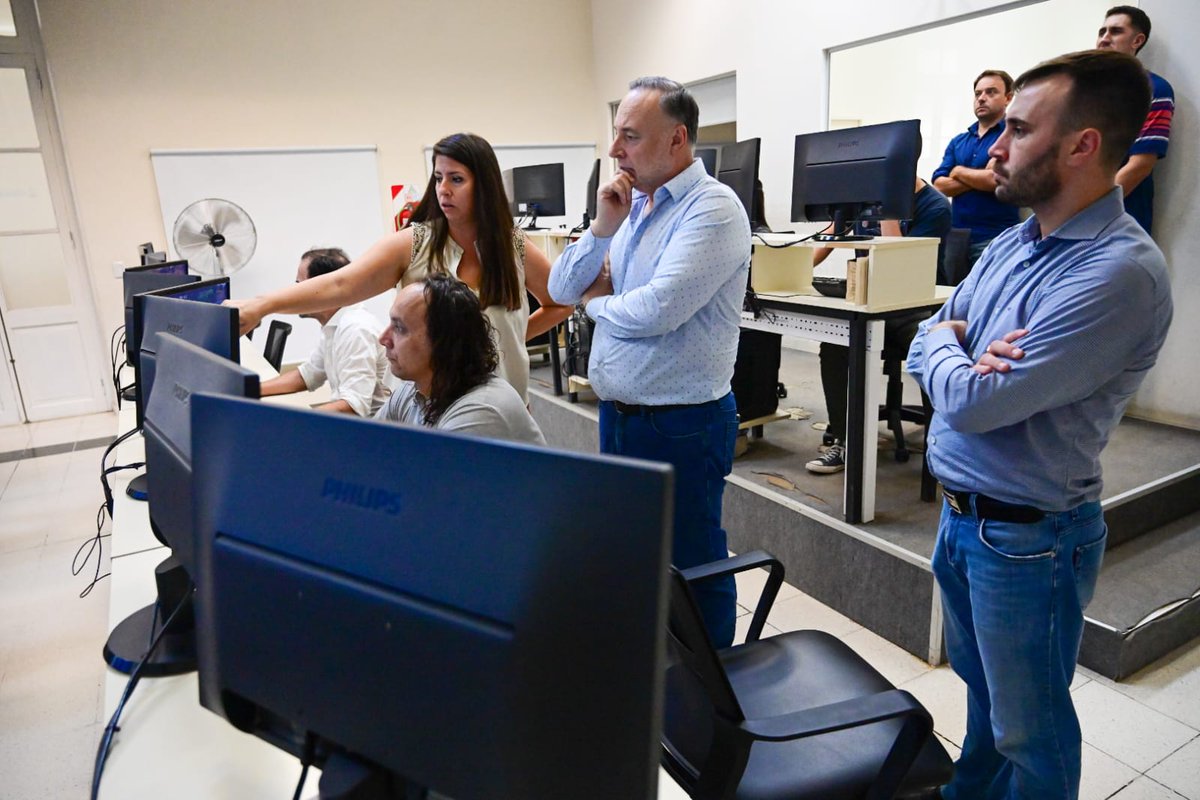 accastelloedu's tweet photo. DESDE ESTE VIERNES COMIENZAN A REGIR LAS MULTAS POR VIDEOVIGILANCIA EN VILLA MARÍA 🚦📸

Recorrimos el Centro de Monitoreo en el Centro Cívico. A partir del próximo viernes, este espacio identificará incidentes y establecerá multas digitales, tanto de tránsito como de convivencia urbana.

Seremos la primera ciudad en permitir a los infractores ver concretamente cómo han transgredido. Si muestran buena voluntad, ¡podrán obtener una importante reducción en la multa! 

Esto deja claro que en #VillaMaría, cumplir las normas es esencial. ¡Vamos por una ciudad más segura!