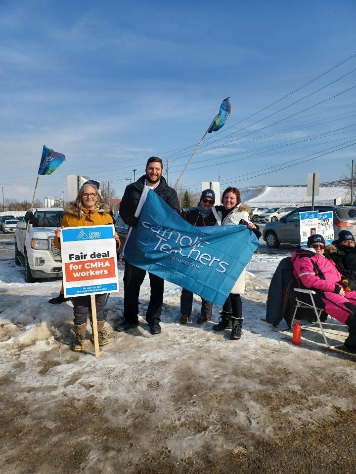On week three of the lockout, the union gave to me…a visitors in #solidarity❤️@USWdistrict6 Local 9530 joined the picket line today in Timmins, uniting private sector and public sector workers to #EndTheLockOut. Thank you to <a href="/OECTAProv/">Catholic Teachers</a> who also came down tohold the fort!