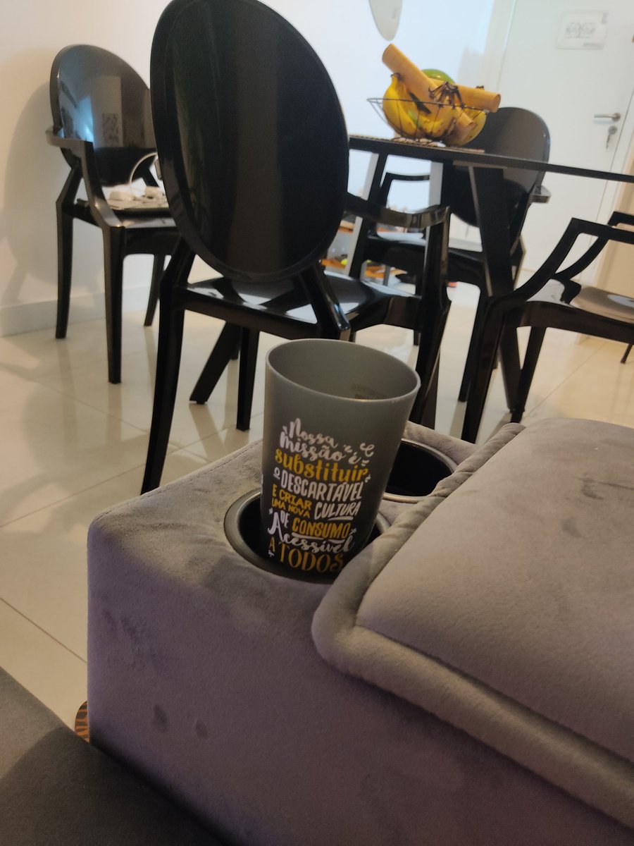 Pequenos gestos de amor do dia a dia: o copinho que o Lu faz me perseguir pra eu ser minimamente hidratada