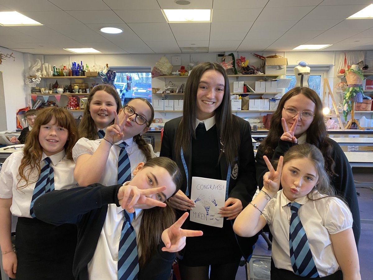 Art and Design lunch club making cards today 🎨🖌️ One lunch clubber chose to design a card congratulating one of the club leaders on passing her driving test on Monday! Congratulations Miren!! 🚗🥳