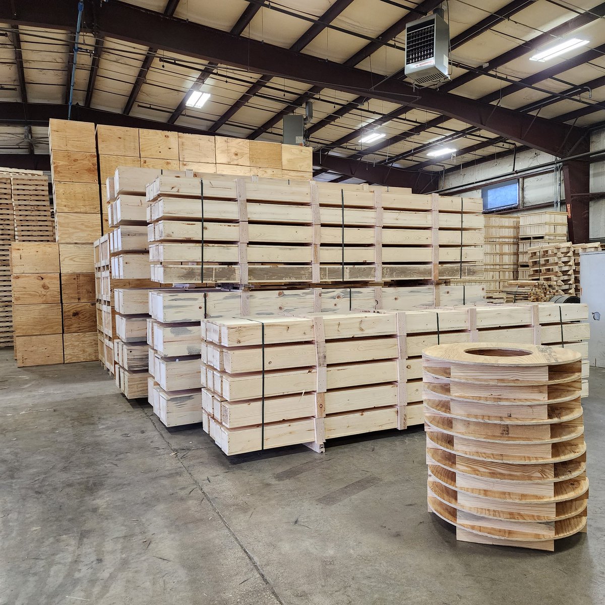 ColePallet's tweet image. 🗻 We've got mountains of crates and custom pallets ready for shipping! Whatever you need, we can build it - just give us a call at (815) 758-3226. We accept rush orders! #custom #crates #pallets